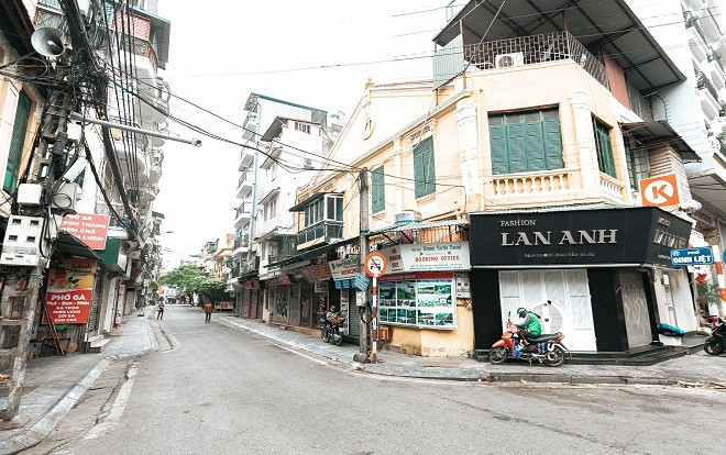 Phố phường Hà Nội vắng hoe sau lệnh đóng cửa quán xá, nhà hàng Ảnh 2