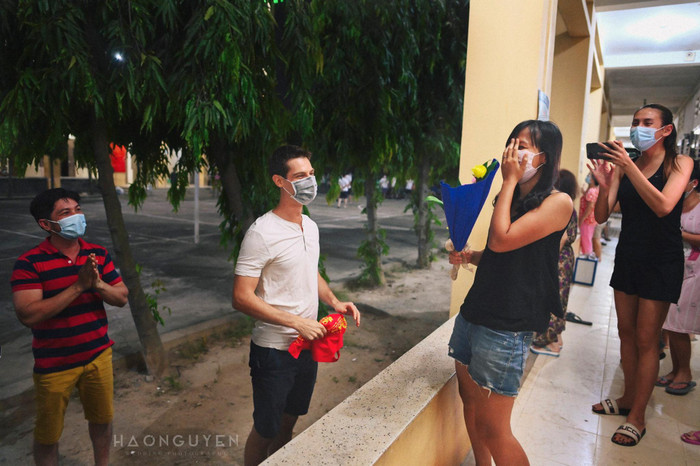 Thực hư việc 'chàng Tây tỏ tình nàng Việt' trong khu cách ly và màn hóng hớt 'siêu bựa' của Võ Hoàng Yến?