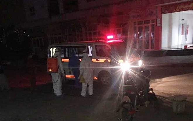 Nghi cặp vợ chồng dương tính COVID-19, một toà nhà ở KĐT Thanh Hà tạm thời bị phong toả phun thuốc khử trùng Ảnh 2