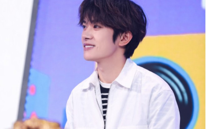 Cư dân mạng để ý đến biểu cảm của Dịch Dương Thiên Tỉ khi Cúc Tịnh Y không thể đứng dậy sau cú té Ảnh 2