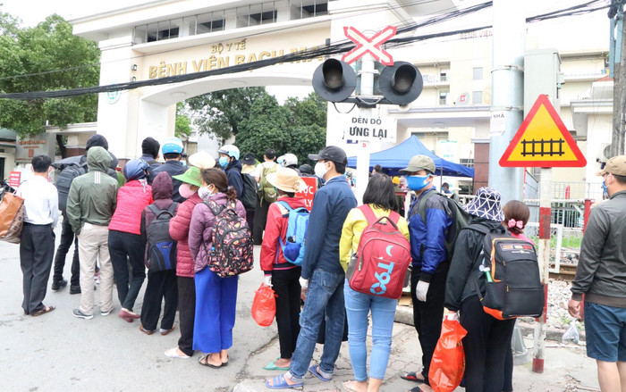 Dòng người xếp hàng dài chờ vào Bệnh viện Bạch Mai chạy thận sau 25 trường hợp liên quan nhiễm COVID-19 Ảnh 2