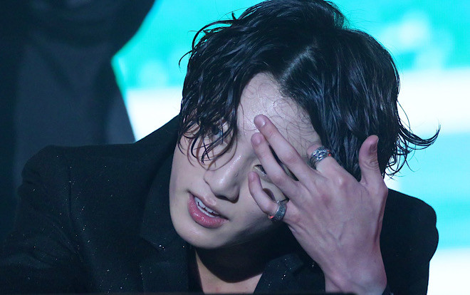 Bấn loạn trước 10 khoảnh khắc gợi cảm với mái tóc ướt át của Jungkook (BTS) Ảnh 2