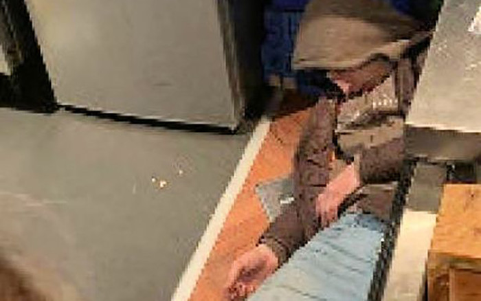 Ngủ quên khi đi ăn trộm, nam thanh niên bị 'bế' về đồn cảnh sát Ảnh 2