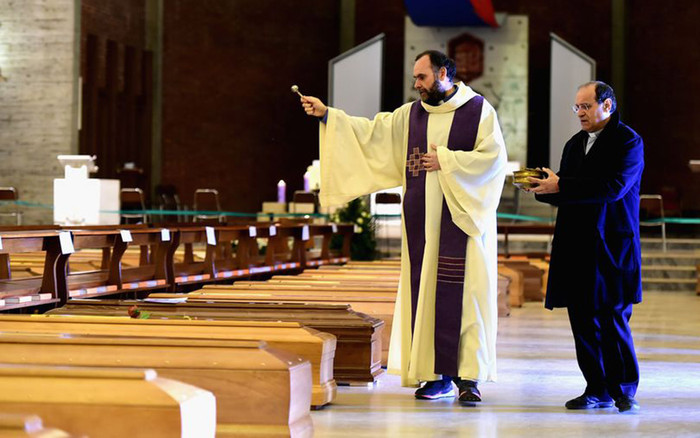 Linh mục Ý xót xa làm lễ tang tập thể cho bệnh nhân COVID-19 Ảnh 2