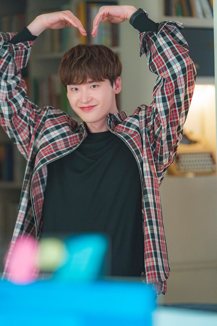 Lộ diện sau 1 năm mất tích, Lee Jong Suk khiến fan thức trắng đêm