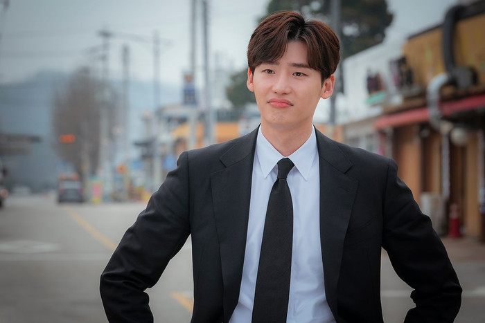 Lộ diện sau 1 năm mất tích, Lee Jong Suk khiến fan thức trắng đêm