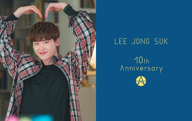Lộ diện sau 1 năm mất tích, Lee Jong Suk khiến fan thức trắng đêm Ảnh 2