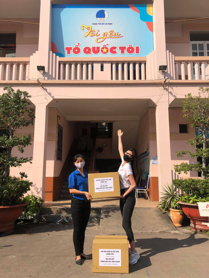 Diện lại váy rồng của Tiểu Vy tại Miss World 2018, Kiều Loan đẹp sắc sảo, pose dáng 'thần sầu'