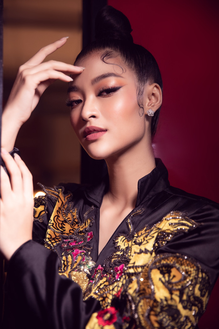 Diện lại váy rồng của Tiểu Vy tại Miss World 2018, Kiều Loan đẹp sắc sảo, pose dáng 'thần sầu'