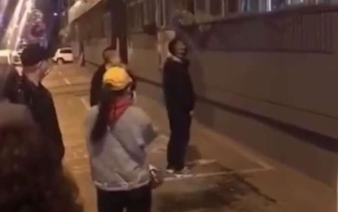 Gia đình du học sinh hất nước vào mặt chủ nhà khi bị bắt cách ly Ảnh 2