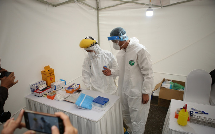 Phát hiện 3 mẫu dương tính COVID-19 qua xét nghiệm nhanh kết quả sau 10 phút ở Hà Nội Ảnh 2