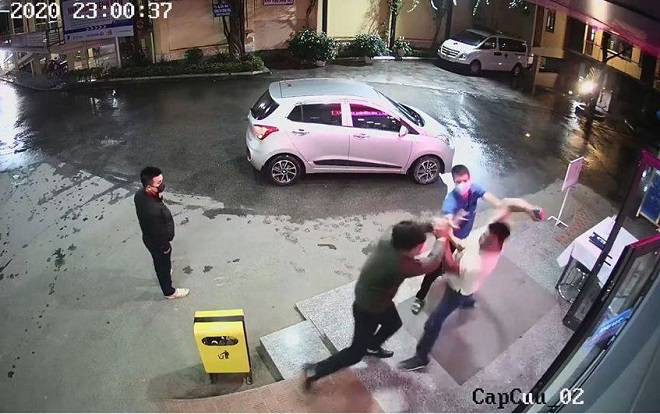 Bị nhắc đeo khẩu trang phòng COVID-19 khi vào bệnh viện, nam thanh niên đấm túi bụi nhân viên an ninh Ảnh 2