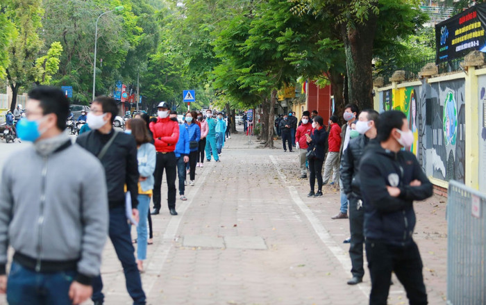 Hàng trăm người xếp hàng chờ xét nghiệm nhanh ở Hà Nội Ảnh 2