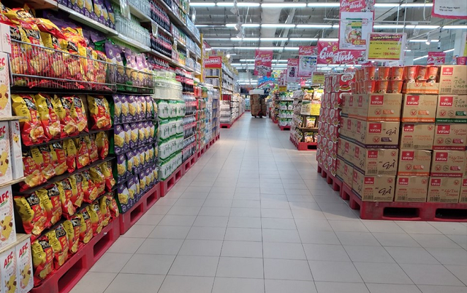 Siêu thị lớn ở Hà Nội vắng người mua ngày đầu 'cách ly toàn xã hội', dựng vách ngăn tránh lây nhiễm COVID-19 Ảnh 2