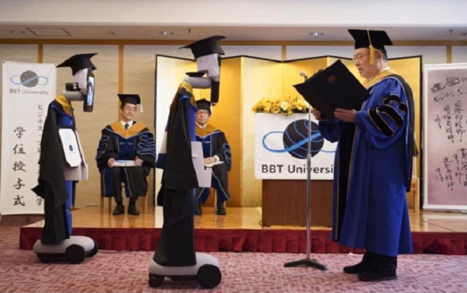 Cách nhận bằng tốt nghiệp ‘độc - lạ’ giữa mùa dịch COVID-19 Ảnh 2