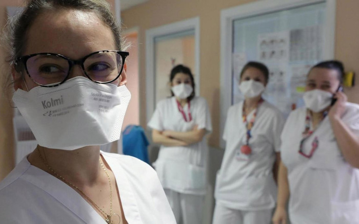 Địa ngục của y tá Pháp trên tuyến đầu chống dịch: 'Nếu bị bệnh, mẹ đừng về nhà' Ảnh 2