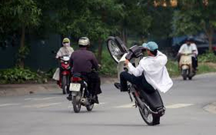 4 thanh niên quay clip bốc đầu xe máy đăng lên facebook ‘câu like’ giữa đợt dịch COVID-19 bị phạt hơn 10 triệu đồng Ảnh 2