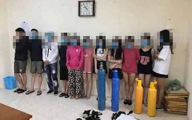 Bất chấp lệnh cấm giữa dịch COVID-19, quán karaoke mở tiệc sinh nhật cho khách mang bóng cười Ảnh 2