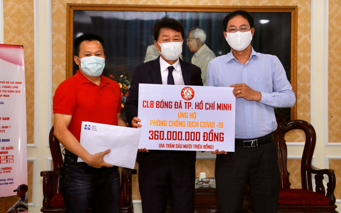 CLB TPHCM ủng hộ 360 triệu để chung tay đẩy lùi Covid-19 Ảnh 2