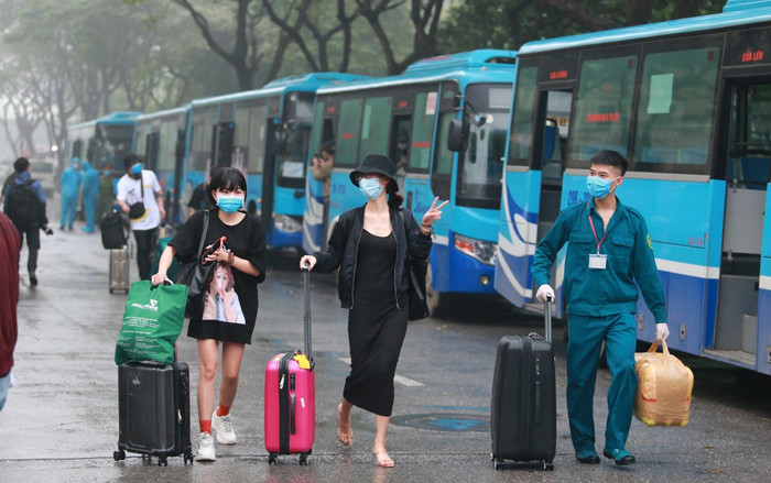 Hàng trăm người vui vẻ ra về khi hết cách ly ở khu KTX Pháp Vân: 'Được chăm sóc chu đáo, em tăng sương sương 3kg' Ảnh 2