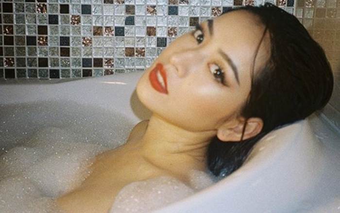 Tạo dáng quyến rũ trong bồn tắm, Chi Pu khiến nhiều người tan chảy Ảnh 2