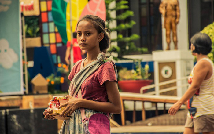 Nổi tiếng nhờ một bức ảnh, cuộc đời cô bé ăn xin Philippines 'sang trang mới' sau 4 năm Ảnh 2