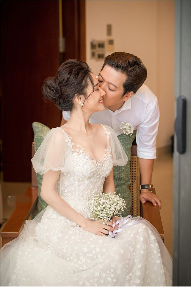 Váy cưới ngắn đính hôn đẹp mẫu đơn giản hiện đại cho cô dâu 1078