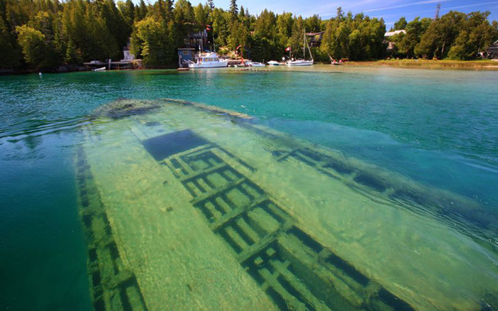 Bí ẩn hồ nước chứa nhiều xác tàu đắm nhất Canada Ảnh 2