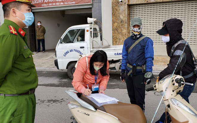 Xử phạt 3 người đầu tiên ở Hà Nội ra đường không thuộc diện được phép Ảnh 2