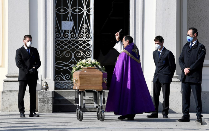 Những cái chết tuyệt vọng tại nhà vì COVID-19 ở Italy: 'Chúng tôi đã bị ruồng bỏ. Không ai đáng phải chịu kết cục như thế' Ảnh 2