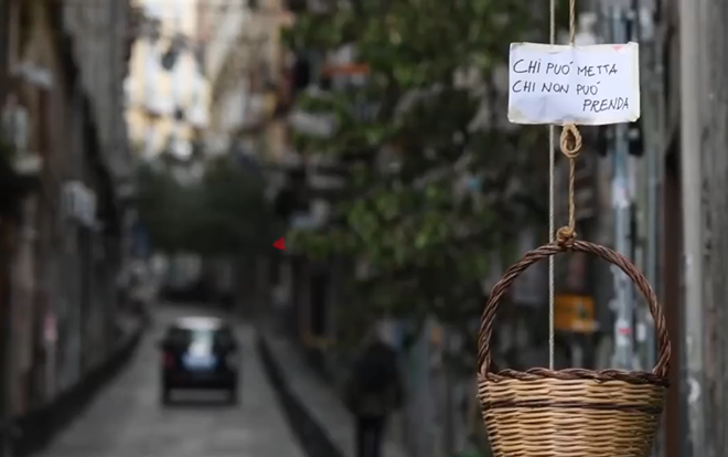 Những giỏ thức ăn ngoài ban công dành cho người nghèo giữa đại dịch Ảnh 2