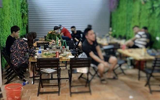 Khép cửa tầng 1, chủ quán lẩu ếch mở cửa tầng 3 cho khách đến ăn nhậu bất chấp lệnh cấm Ảnh 2