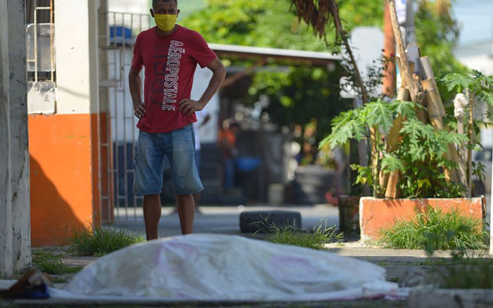 Những thi thể nhiễm virus corona bị bỏ lại trên đường ở Ecuador Ảnh 2