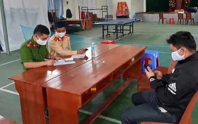 Bắt quả tang người đàn ông ‘tiếp tế’ 5 lít rượu vào khu cách ly Ảnh 2