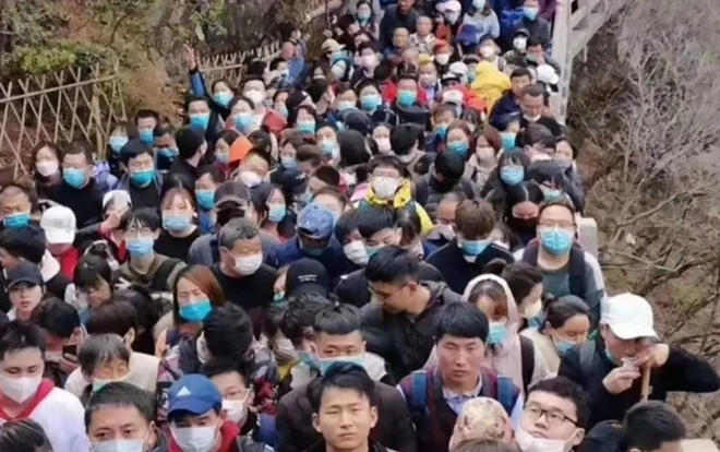 Cảnh tượng dòng người nối dài chen chân trong công viên Trung Quốc dù dịch bệnh mới tạm lắng Ảnh 2