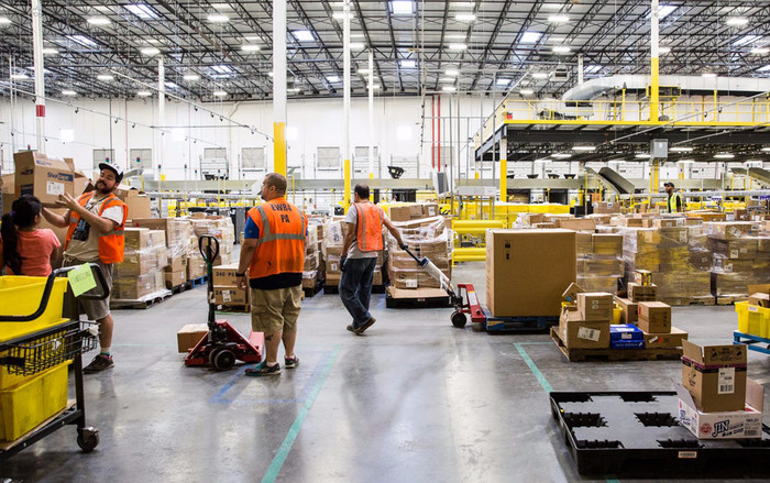 Amazon đuổi việc nhân sự không thực hiện giãn cách xã hội Ảnh 2