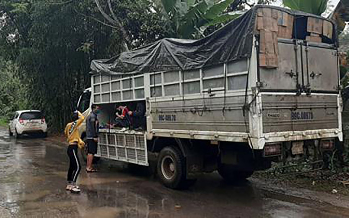 14 người gồm cả trẻ em và người già trốn trong thùng xe tải né chốt kiểm dịch để về quê dự đám tang Ảnh 2