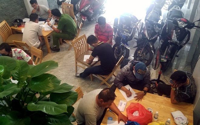20 người tụ tập đánh bài trong căn nhà 3 tầng ở Nha Trang dù đang trong thời gian cách ly Ảnh 2