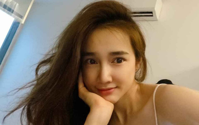 Nhã Phương than thở mất ngủ và đầu tóc bù xù, ai ngờ nhan sắc vẫn rạng rỡ thế này Ảnh 2