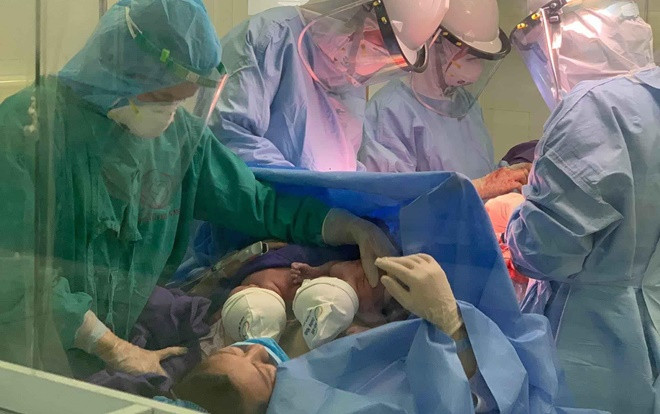 Cặp song sinh chào đời trong phòng cách ly phòng dịch COVID-19 tại Quảng Ninh Ảnh 2