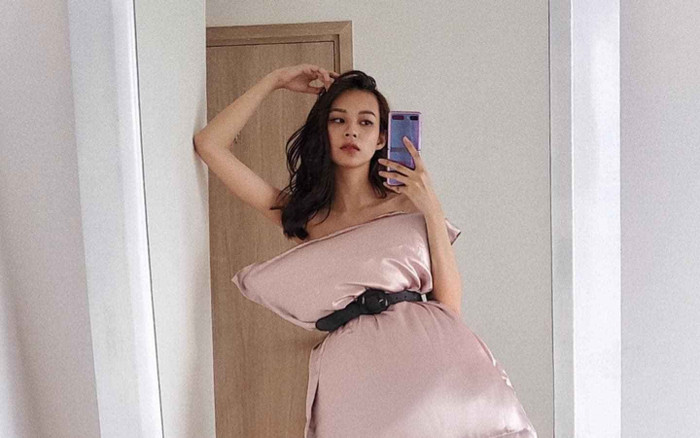 Phí Phương Anh quấn gối làm váy, tự tin tạo dáng khi ngồi yên tại nhà vì tổ quốc Ảnh 2