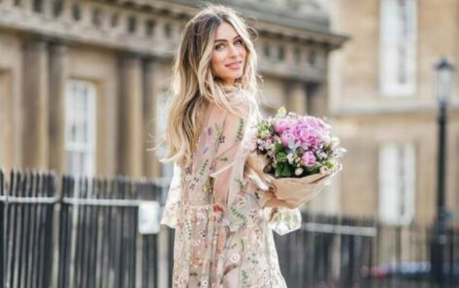 13 cách để mặc 1 chiếc váy hoa nhí cho cả 4 mùa trong năm Ảnh 2