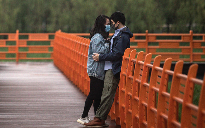 Vũ Hán dỡ bỏ lệnh cấm vận, dân đổ xô kết hôn sập cả hệ thống đăng kí Ảnh 2