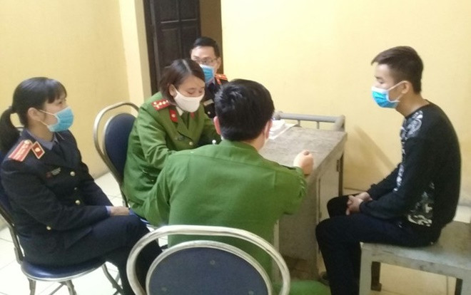 Bị yêu cầu kiểm tra thân nhiệt, nam thanh niên tông thẳng xe vào cán bộ chốt kiểm dịch COVID-19 Ảnh 2