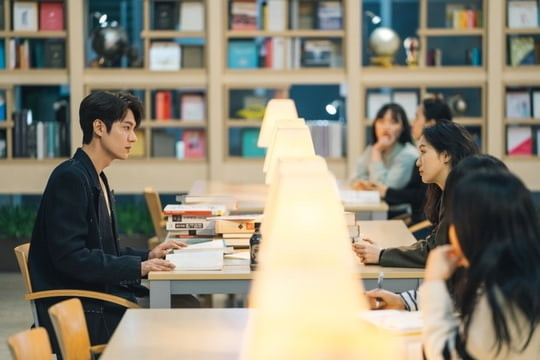 Họ có cuộc gặp bí mật tại thư viện để tìm hiểu về thông tin của cánh cửa không gian