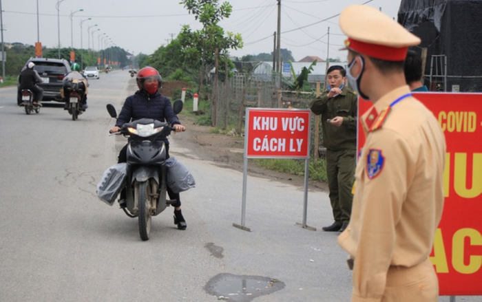 Không đeo khẩu trang, đo thân nhiệt còn thách thức công an, hai đối tượng bị khởi tố Ảnh 2