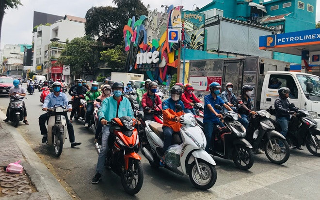 TP. HCM ra công văn khẩn yêu cầu thực hiện nghiêm cách ly xã hội trước việc người dân ra đường tăng trở lại Ảnh 2