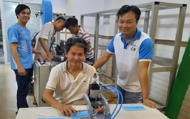 Khoa cơ khí ĐH Bách Khoa TP.HCM chế tạo thành công máy làm khẩu trang y tế Ảnh 2