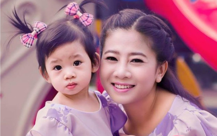 Con gái Mai Phương được đưa về nhà để soạn đồ sau khi mẹ qua đời, chuẩn bị cho cuộc sống mới Ảnh 2