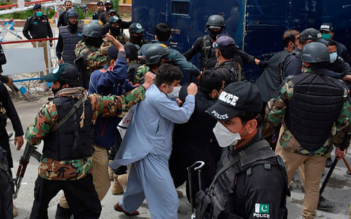 Biểu tình yêu cầu cung cấp đồ bảo hộ, bác sĩ Pakistan bị cảnh sát đánh đập dã man Ảnh 2